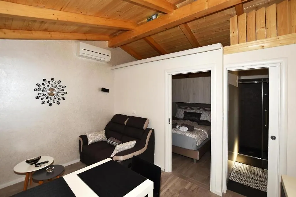 Deluxe Apartment Nono- Anex Building ポレッチ